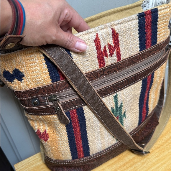 SPRING BLOOMS SHOULDER BAG - Picture 12 of 17